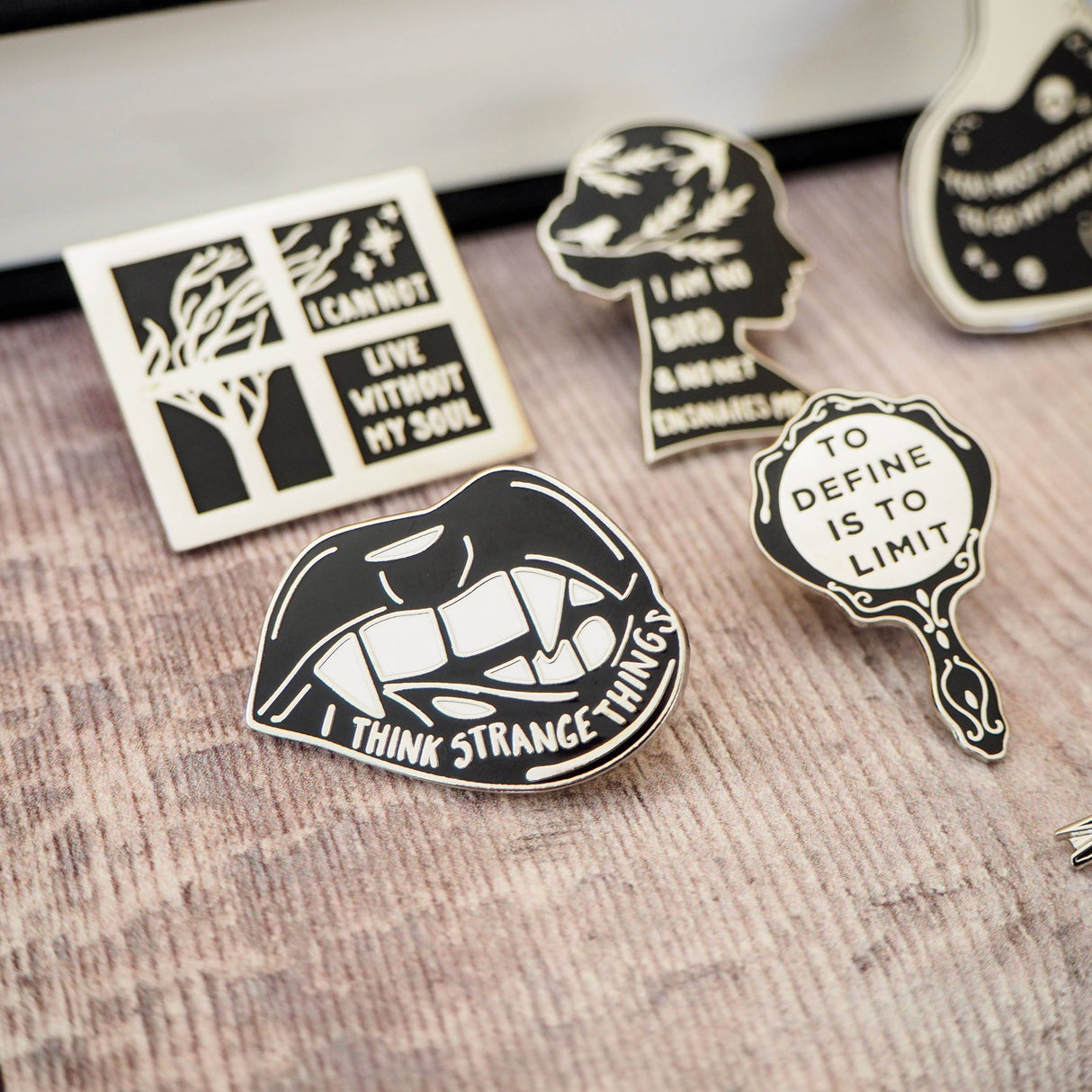 Literary Emporium - The Picture of Dorian Gray Enamel Pin Badge - Gothic Mirror